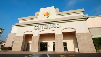 Tiendas Curacao lanza programa para cancelar deudas a clientes afectados por deportaciones forzosas