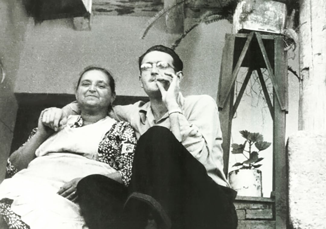 Una imagen de archivo muestra a Monseñor Juan José Gerardi junto a su madre, recordando su vida y legado 28 años después de su asesinato en Guatemala. (ODHAG Guatemala)