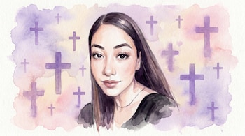 Ilustración en acuarela de una mujer joven con cabello oscuro y blusa negra, sobre un fondo de manchas lavanda y crema con cruces moradas.