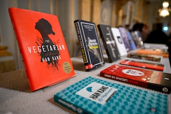 Libros de la escritora surcoreana Han Kang exhibidos en la Academia Sueca en Estocolmo. (Jessica Gow/TT News Agency via AP)