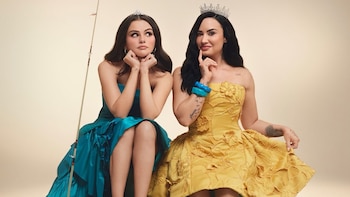 Selena Gomez y Demi Lovato revivieron una escena de 2009 con vestidos de inspiración princesa