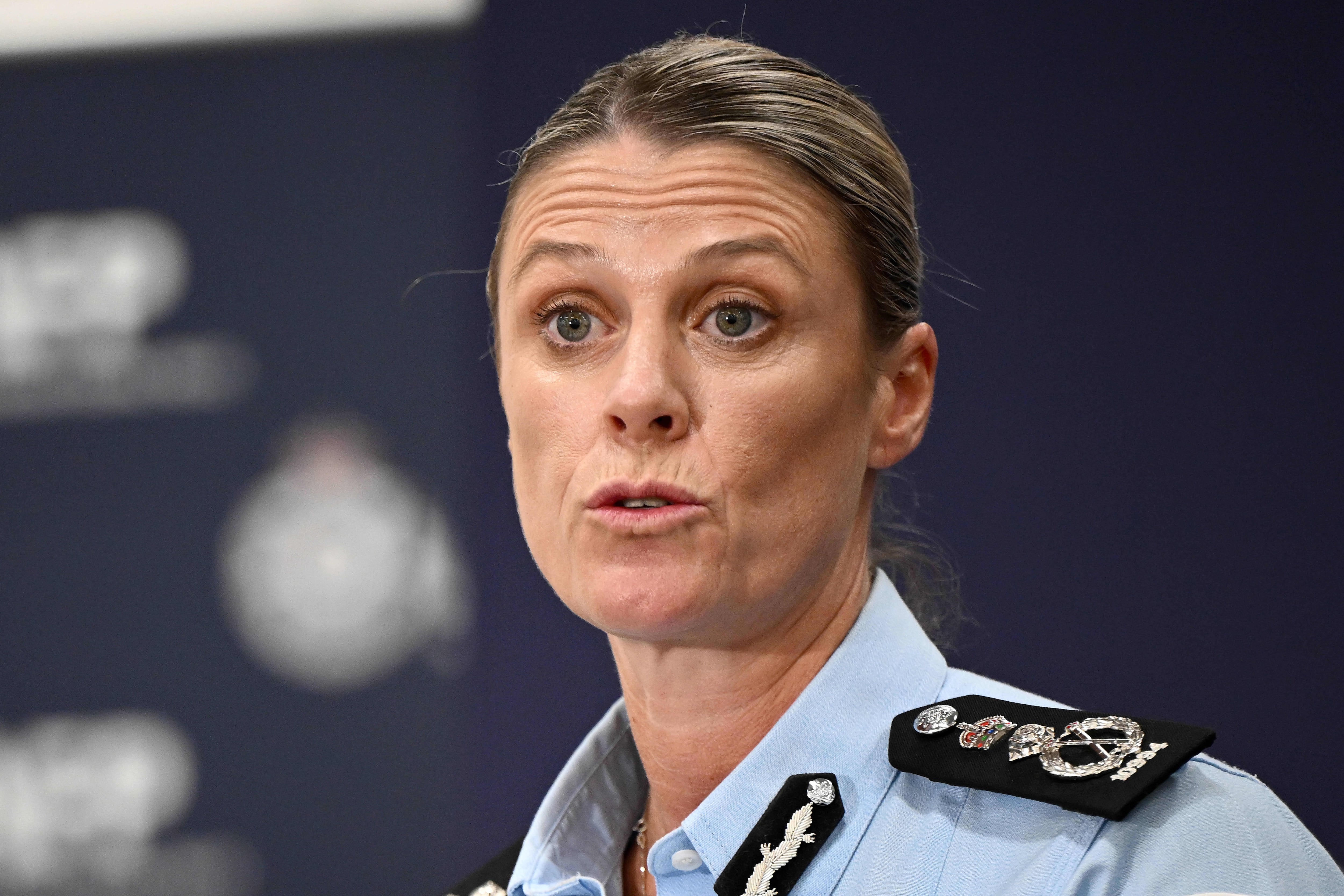 La comisionada de la Policía Federal Australiana, Krissy Barrett, habla con los medios durante una conferencia de prensa tras el arresto de un exsoldado australiano en Sídney, el martes 7 de abril de 2026. (Bianca De Marchi/AAP Image vía AP)