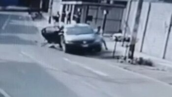 Taxista impacta contra contenedor de