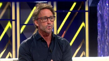 Álvaro Muñoz Escassi se sienta