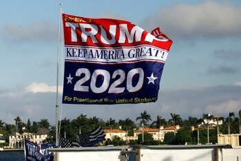 Una bandera llamando a la