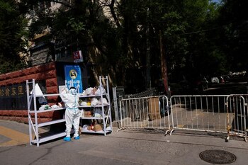 Una persona con traje de