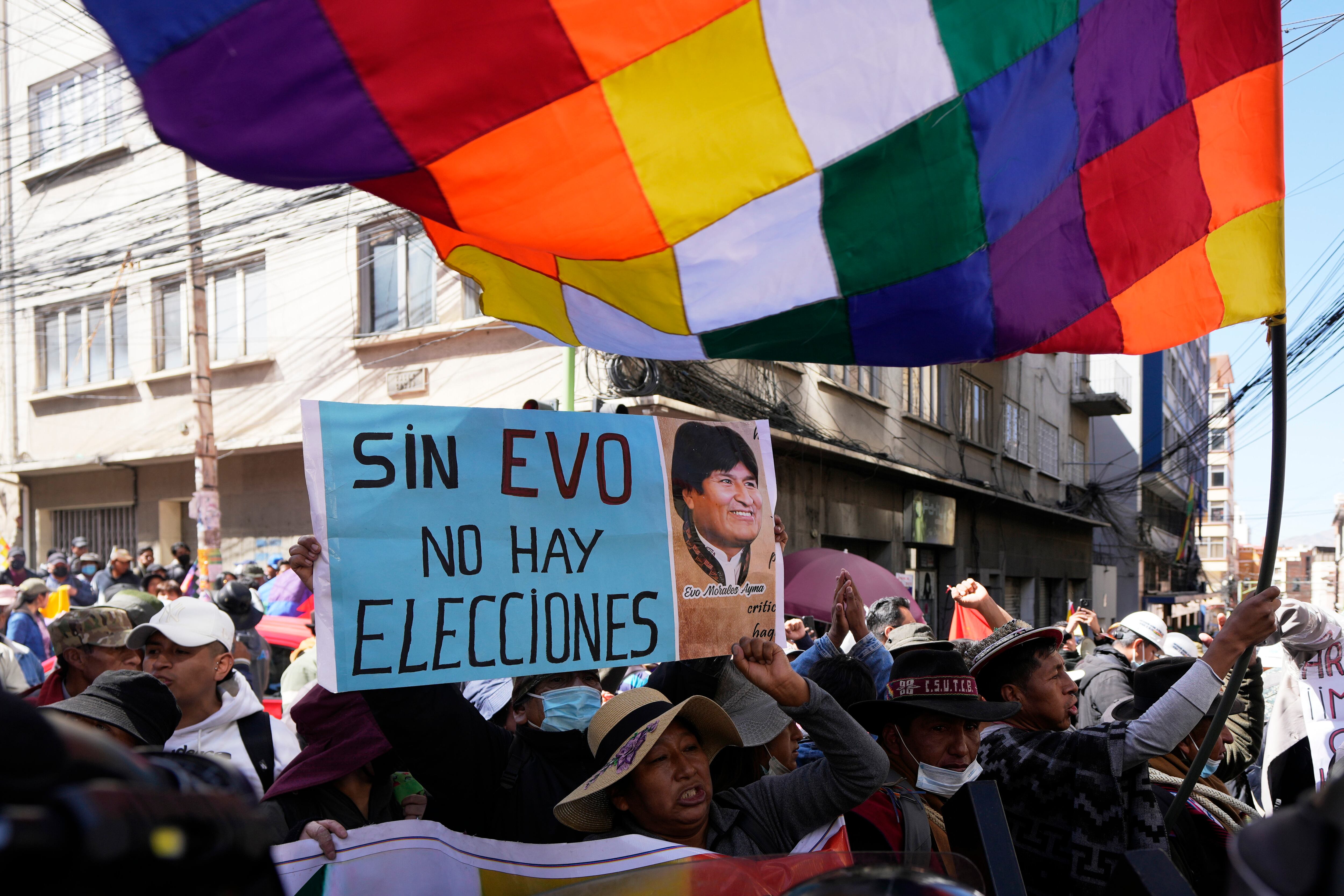 Una simpatizante de Evo Morales con un cartel de apoyo en una protesta contra su inhabilitación como candidato para las próximas elecciones presidenciales, cerca del Palacio de Gobierno en La Paz, Bolivia, el miércoles 28 de mayo de 2025 (AP Foto/Juan Karita)
