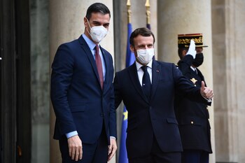 Macron junto a Pedro Sánchez