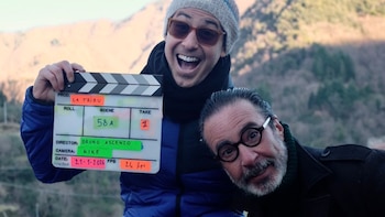 Carlos Carlín posa en el rodaje con Bruno Ascenzo.