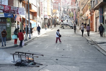 Los conflictos en Bolivia asfixian a pequeños comerciantes, transportistas y productores