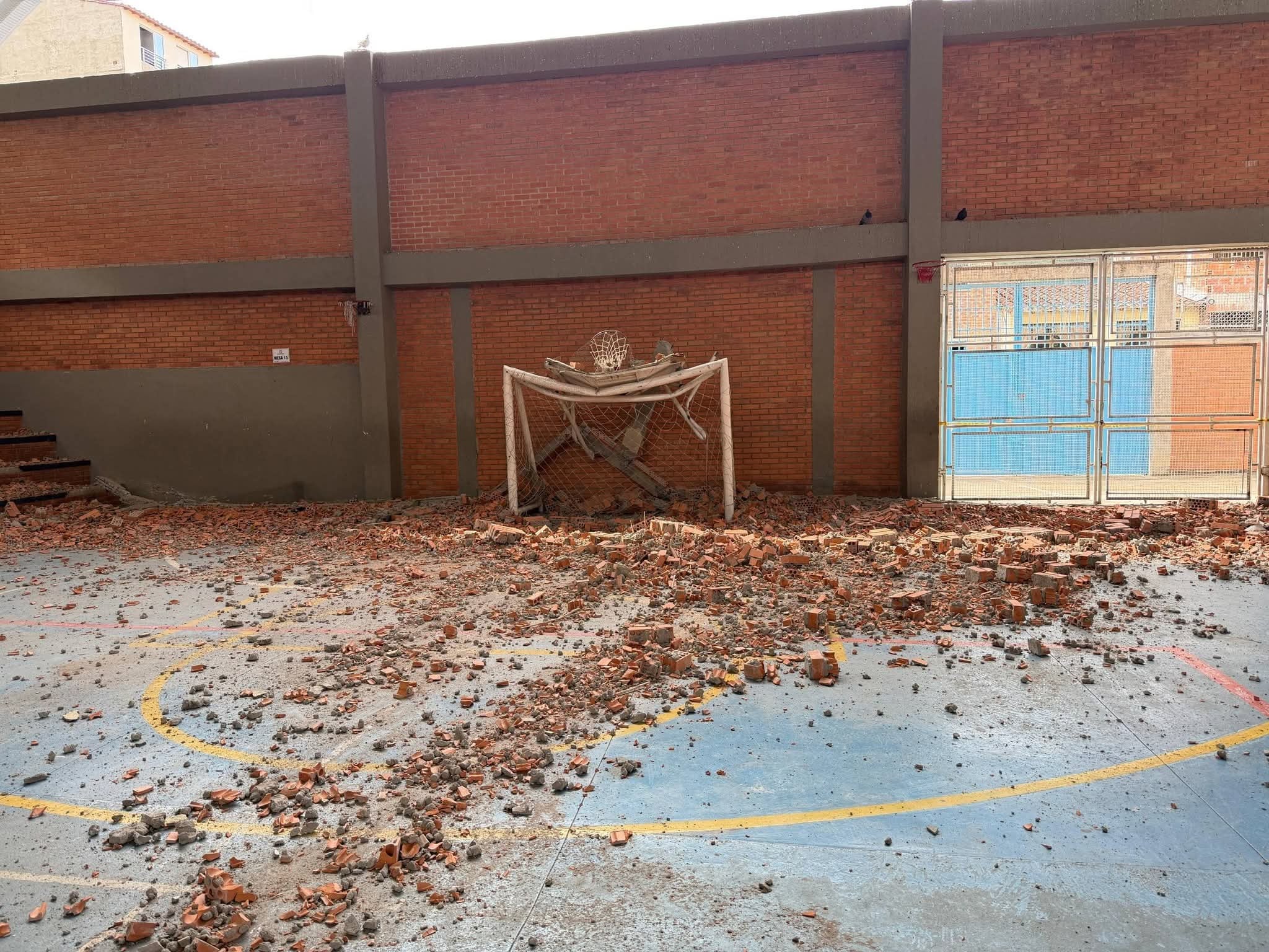 Las lluvias y los vientos en San Gil obligaron a ajustar la logística de un puesto de votación en una institución educativa - crédito Unidad del Riesgo Santander