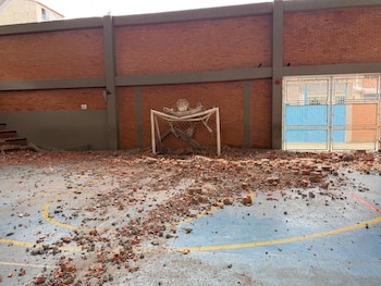 Las lluvias y los vientos en San Gil obligaron a ajustar la logística de un puesto de votación en una institución educativa - crédito Unidad del Riesgo Santander