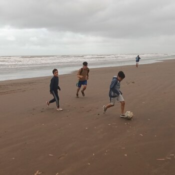 Jugando al fútbol en unas