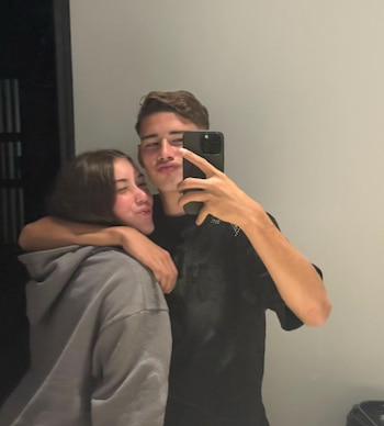 Las fotografías que compartieron los jóvenes despertaron comentarios sobre una posible relación - crédito @simon_rojas1014/ TikTok