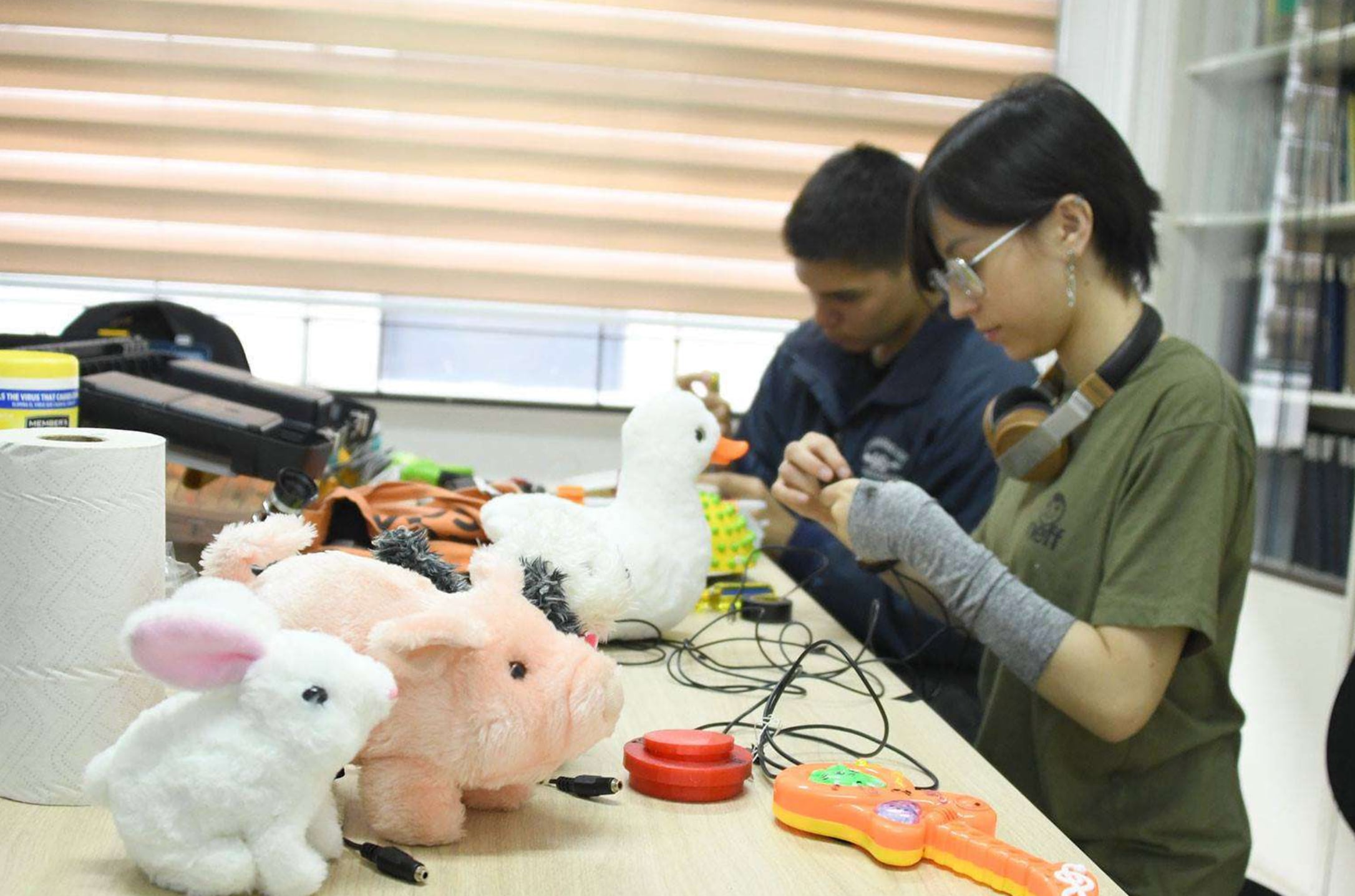 Estudiantes de la Universidad de Costa Rica adaptan juguetes electrónicos para que niñas y niños con discapacidad puedan utilizarlos con mayor autonomía. Crédito: UCR