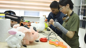 El “Hospital de Juguetes” de la Universidad de Costa Rica que está cambiando la forma de jugar de niños con discapacidad