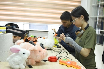 Estudiantes de la Universidad de Costa Rica adaptan juguetes electrónicos para que niñas y niños con discapacidad puedan utilizarlos con mayor autonomía. Crédito: UCR