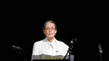 La poeta canadiense Anne Carson es galardonada con el Premio Nobel de Literatura