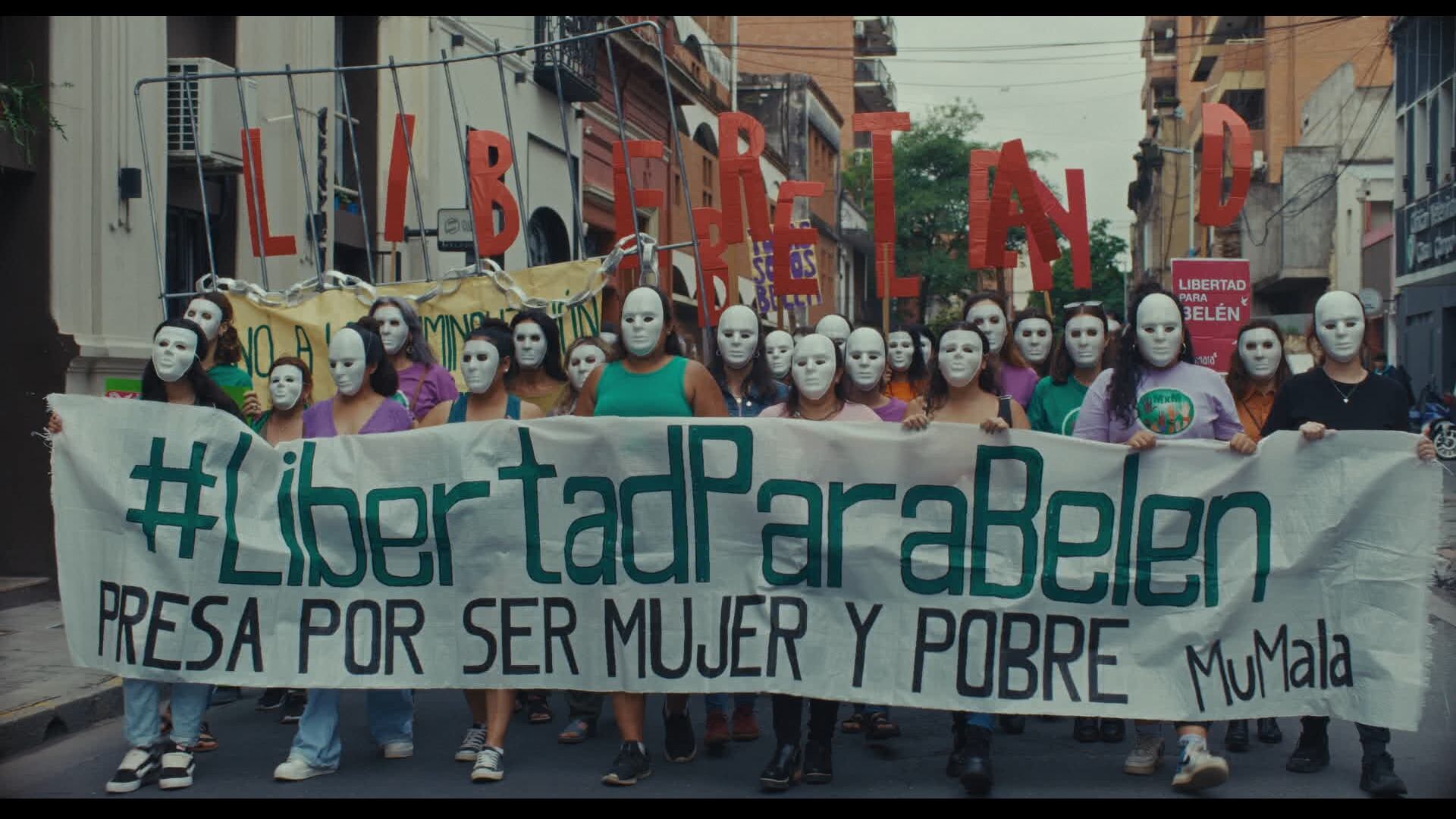 Gracias a su defensa, que además de ser sólida ante la Justicia incluyó volver pública la causa y la formación de un grupo de mujeres, la Mesa para la Libertad de Belén, que se manifestaba para pedir la anulación de la condena, cinco meses después de que Soledad se pusiera al frente del caso Belén era liberada (Prime Video)