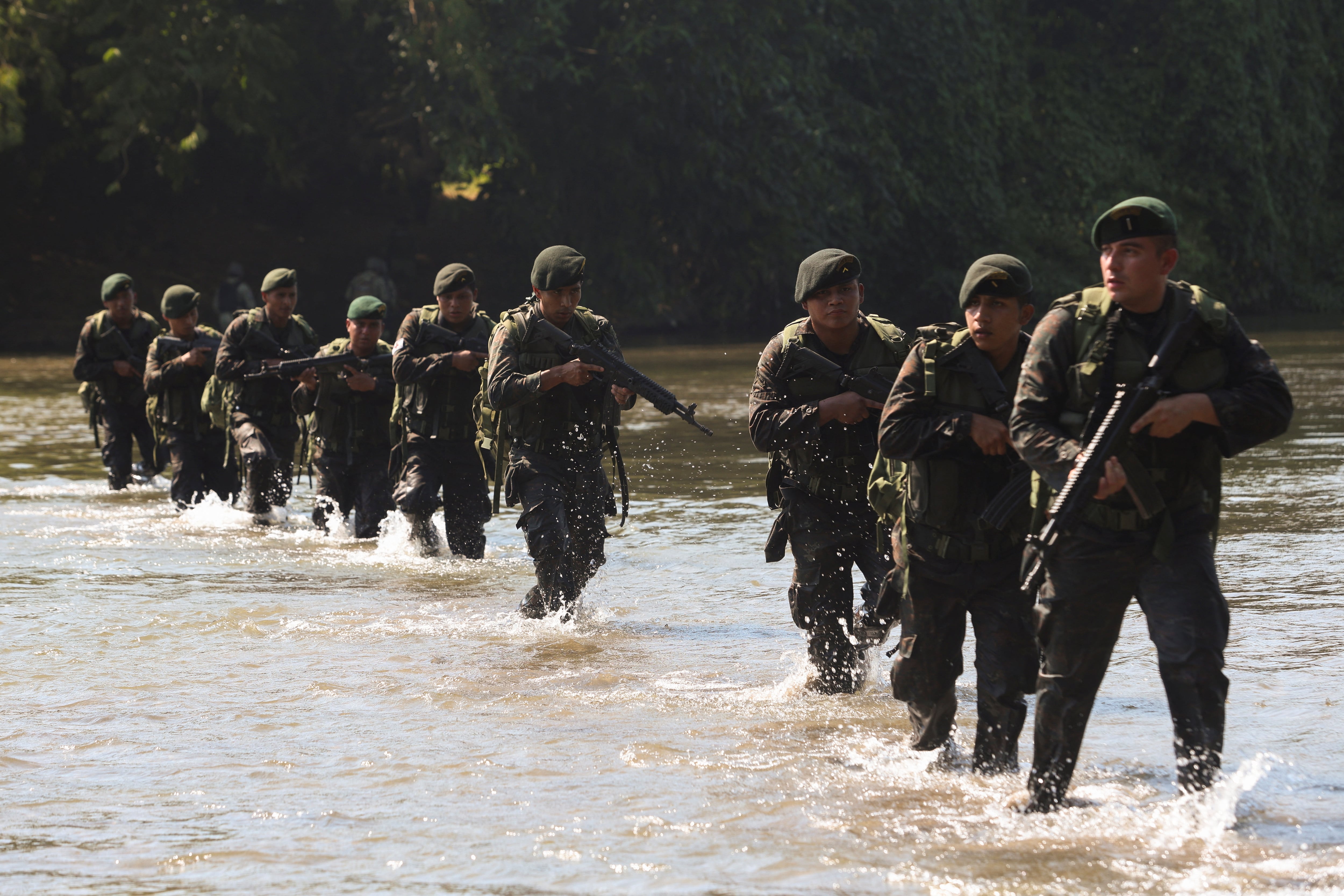 Soldados guatemaltecos patrullan el río Suchiate en la frontera con México durante la operación «Cinturón de Fuego» contra el crimen organizado, en San Marcos, Guatemala, 3 de marzo de 2025. REUTERS/Damian Sanchez