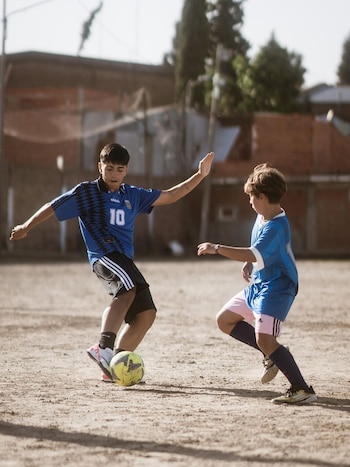 Benjamín Agüero y Morrison Osvaldo disputándose la pelota en El potrero de Dios