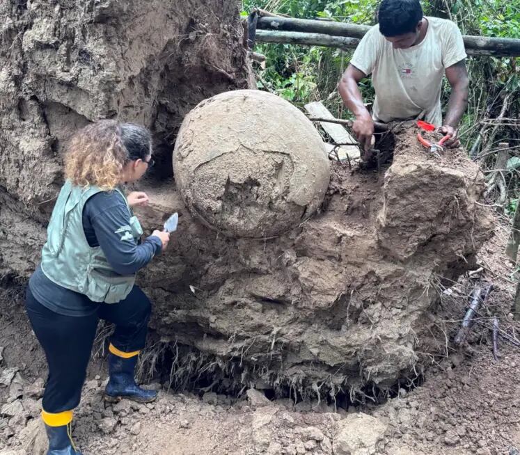 La disposición de las urnas sobre una posible isla artificial indica planificación arquitectónica y transformación del entorno (Márcio Amaral/Geórgea Layla Holanda)