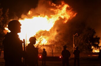 El fuego logró ser controlado aproximadamente a las 2 de la madrugada del viernes. . REUTERS/Luis Cortes