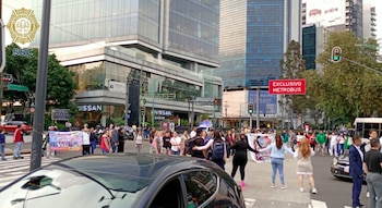 Manifestantes en Insurgentes (@OVIALCDMX)