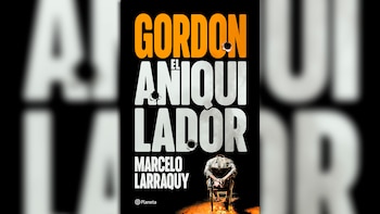 Portada de libro con título "Gordon el Aniquilador" en naranja y blanco, perforaciones. Autor Marcelo Larraquy. Logo Planeta. Hombre de espaldas, maniatado, en silla