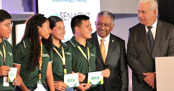 Jóvenes becados, en compañía de Eduardo Ortega Barría, secretario nacional de Ciencia, Tecnología e Innovación, y del ministro de Desarrollo Agropecuario, Roberto Linares. (Mida)