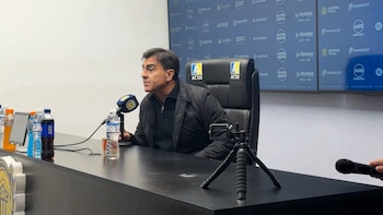 Tras quedar eliminado, el técnico de Independiente se presentó a la conferencia, pero no respondió preguntas: el motivo