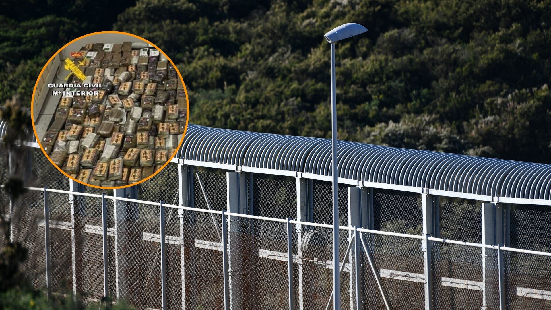 Lanzan droga por encima de la valla de Melilla. (Europa Press)