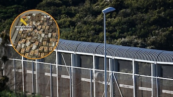 Lanzan droga por encima de la valla de Melilla. (Europa Press)