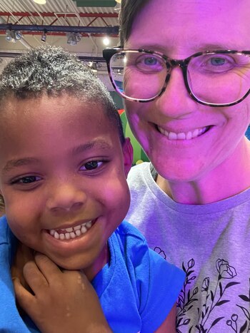 La madre de Ezra, Karen