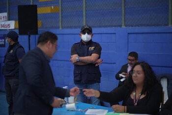 El operativo del Ministerio Público recolectó pruebas y garantizó respeto a los derechos humanos, pese a la resistencia y agresividad de algunos asistentes. (Foto cortesía @PrensaComunitar).