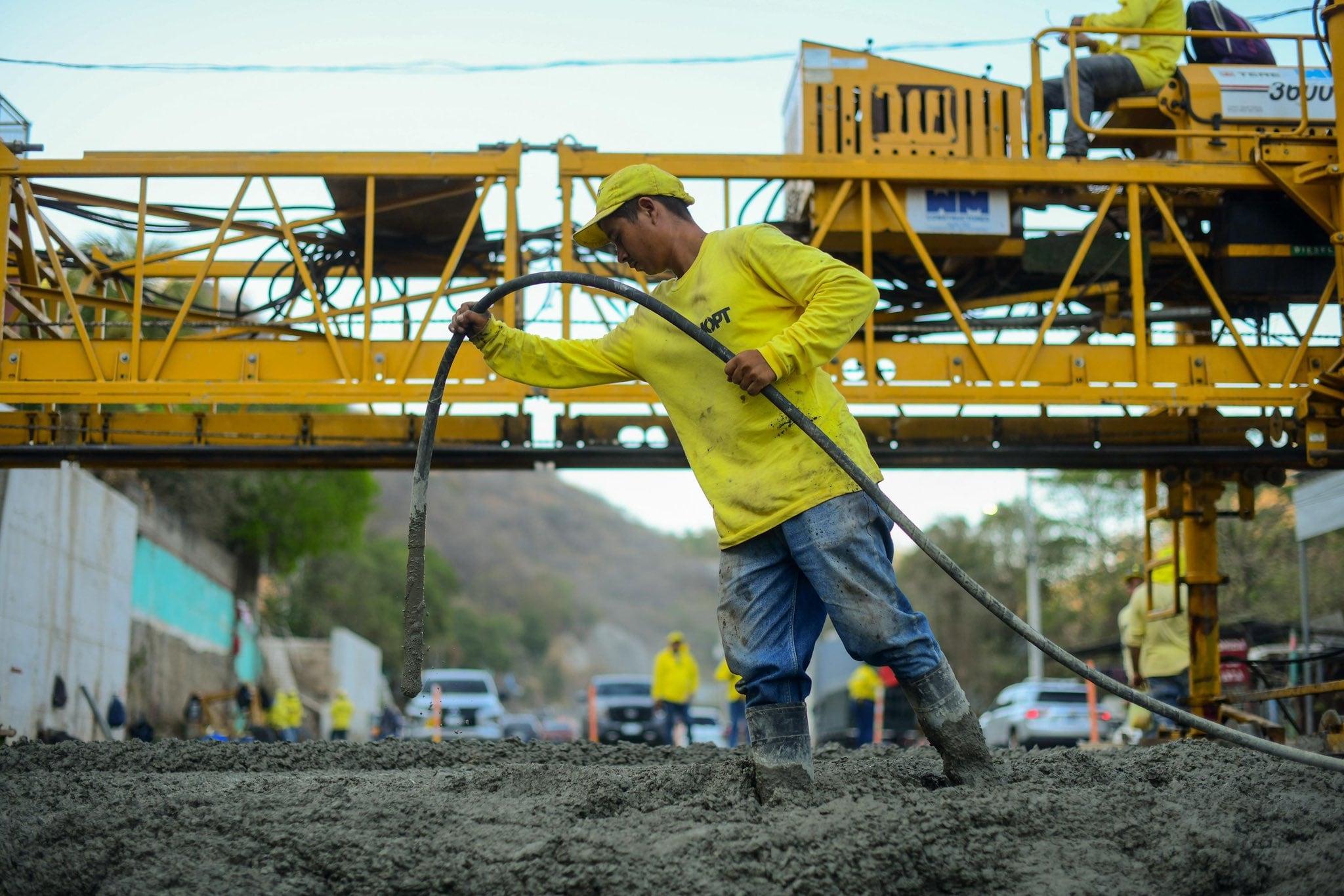 Trabajadores realizan labores de pavimentación con concreto hidráulico en el tramo El Obispo-El Zonte, en La Libertad./(Ministerio de Obras Públicas)