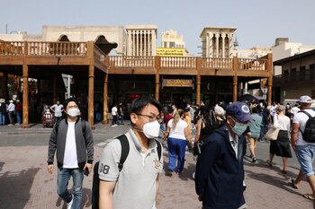 Turistas con mascarillas en el Grand Souq, Dubái, Emiratos Árabes Unidos, 2 marzo 2020.
REUTERS/Christopher Pike