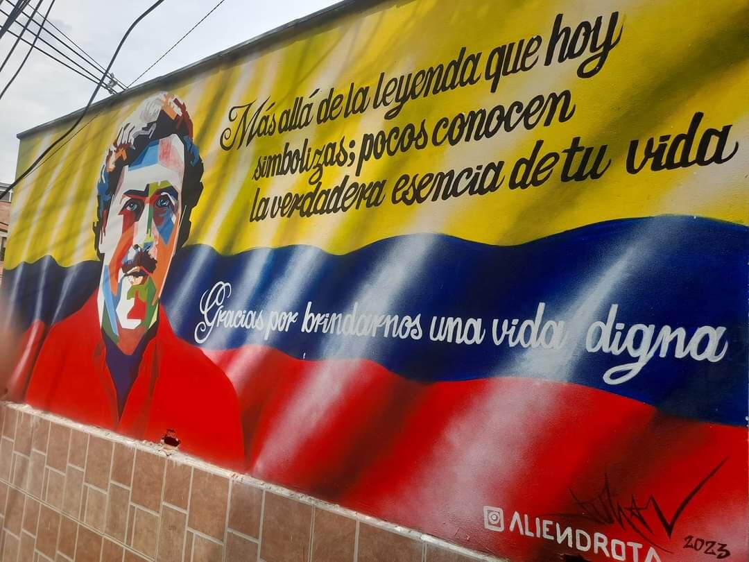 En el barrio Medellín sin tugurios, existe un aprecio por Pablo Escobar; aunque provocó miles de muertes, allí lo recuerdan como la persona que les regaló su vivienda - crédito Infobae