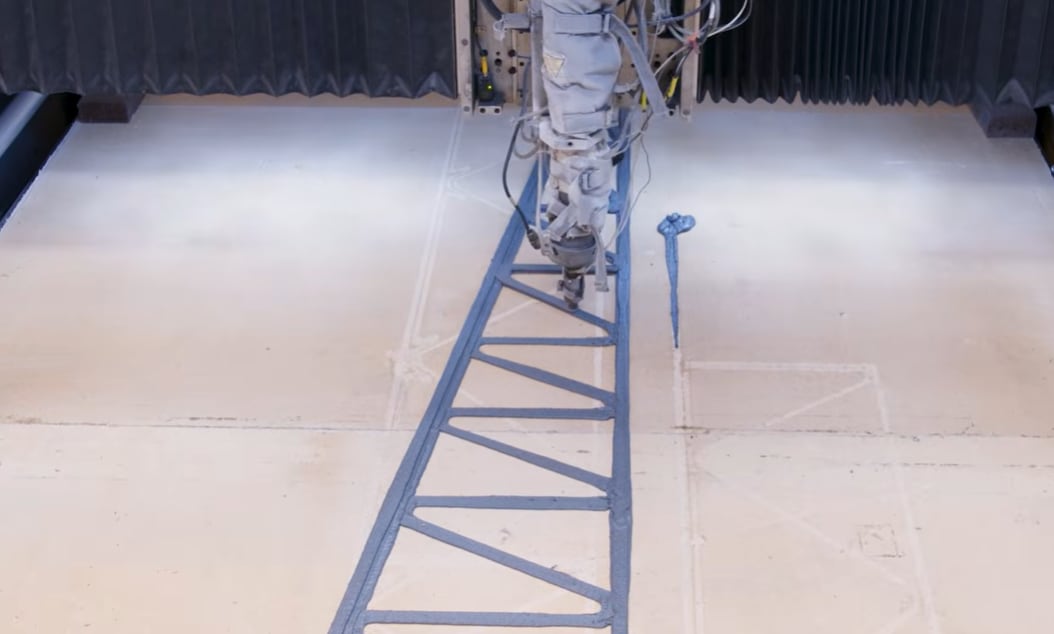 La plataforma de Atlas tritura residuos de un solo uso, los funde y los integra con fibra de vidrio para moldear cimientos, cubiertas y vigas (Captura de video)
