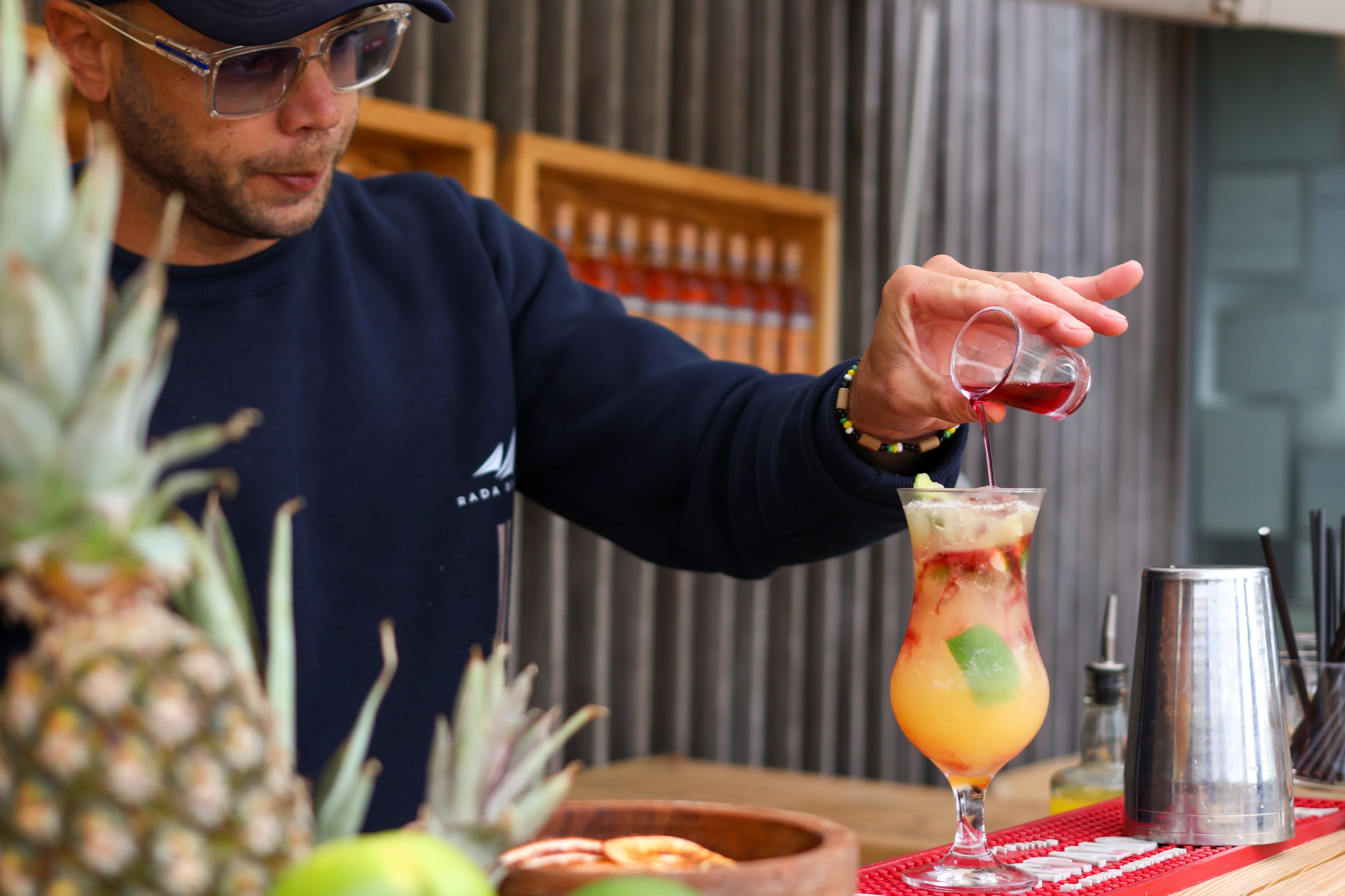 El uso de ingredientes frescos y naturales, como jugos exprimidos y jarabes artesanales, es el sello distintivo de la coctelería moderna en Pinamar (Crédito: Pablo Kauffer)