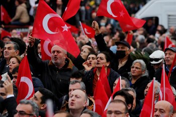 Simpatizantes del alcalde de Estambul, Ekrem Imamoglu, gritan consignas mientras ondean banderas turcas durante una manifestación para oponerse a la condena e inhabilitación política de Imamoglu, en Estambul, Turquía, 15 de diciembre de 2022. REUTERS/Dilara Senkaya/Archivo