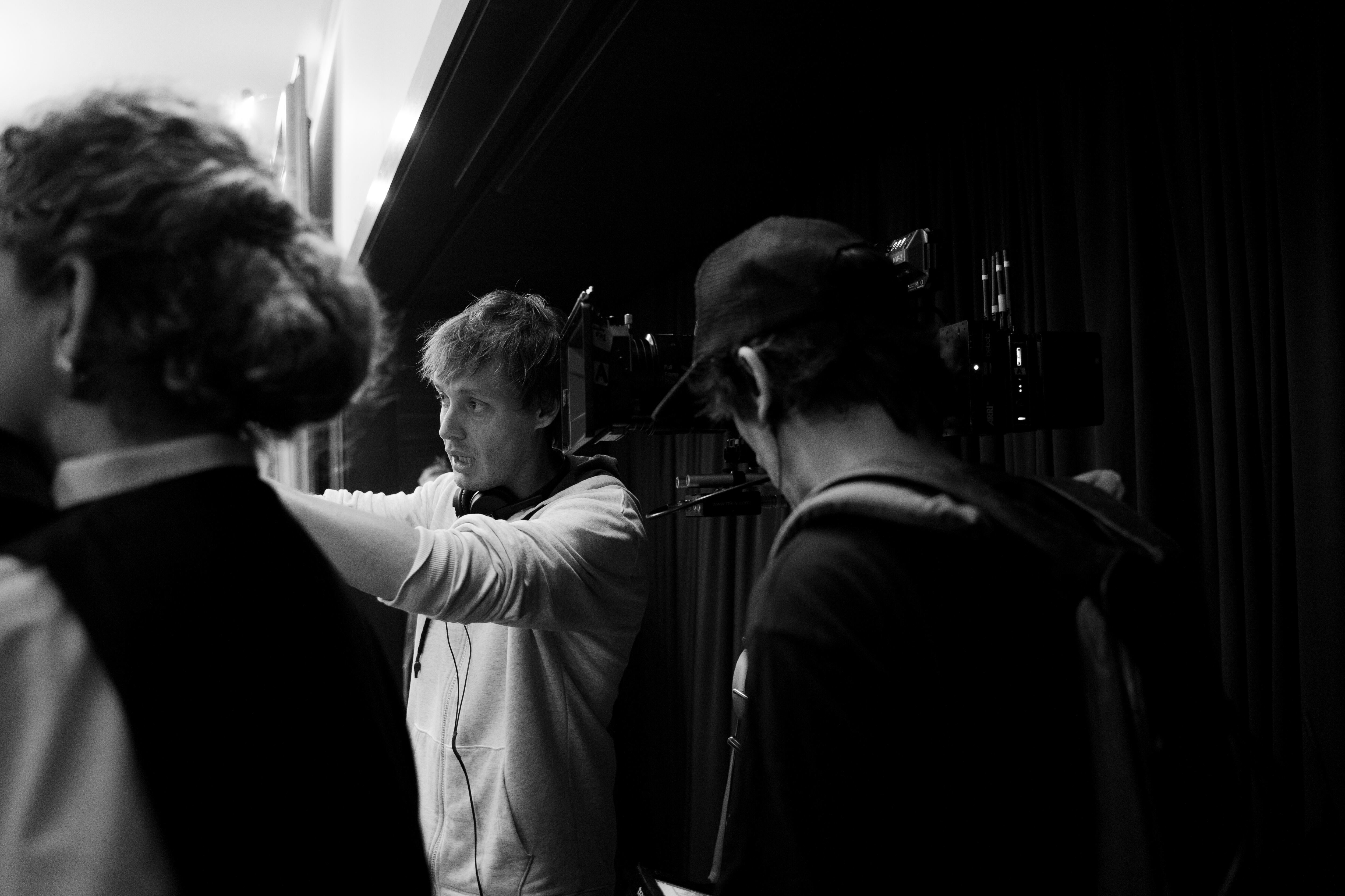 La recreación de época y la fidelidad histórica fueron claves, con locaciones que reflejan la estética de los años 70 en la serie