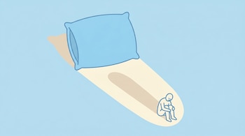 Ilustración plana: almohada celeste con sombra alargada crema en fondo azul pastel, y figura humana pequeña y cansada sentada al borde de la sombra.