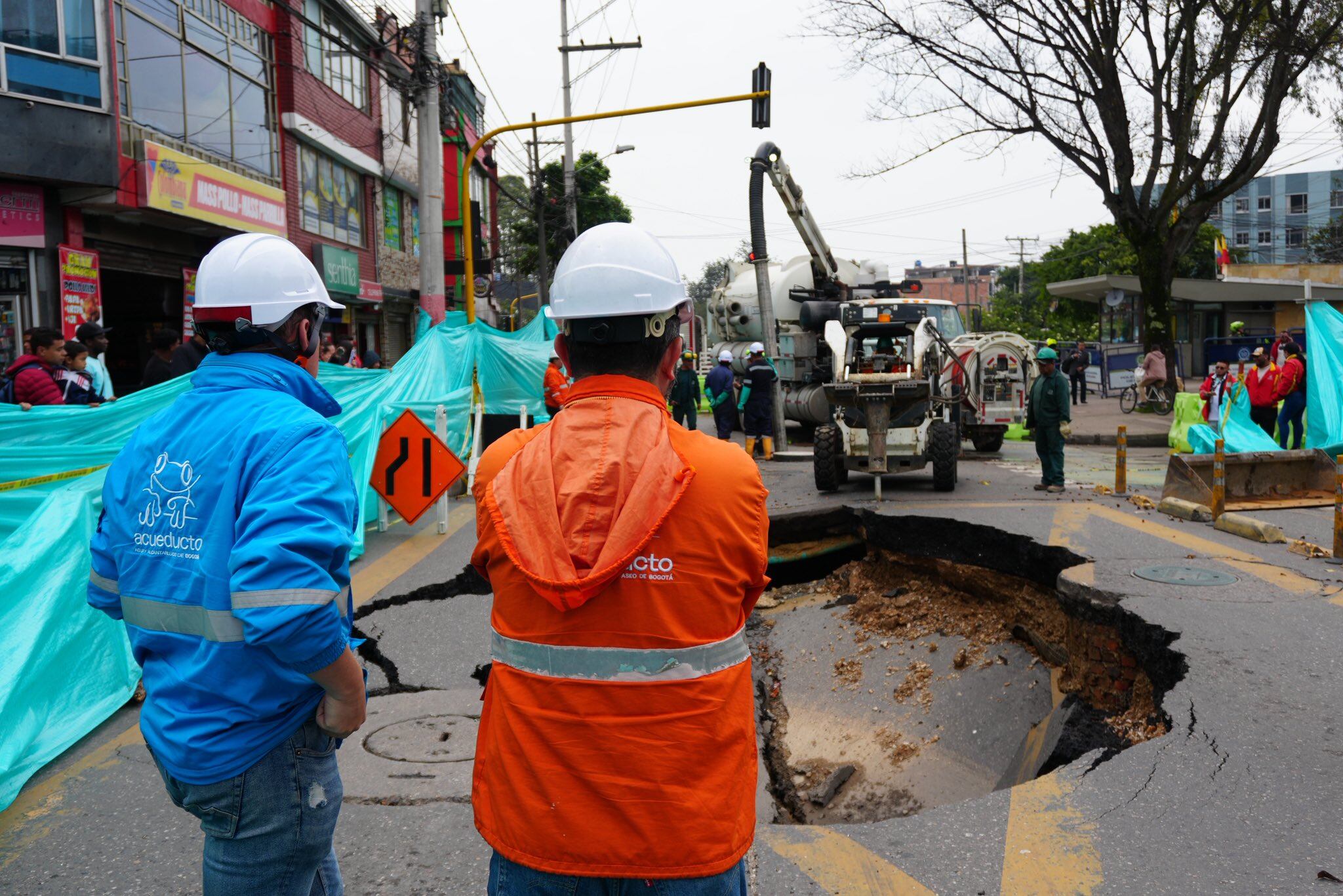 Las causas del socavón incluyen envejecimiento de la red, flujo constante de vehículos pesados y conexiones erradas que incrementaron la presión subterránea - crédito Eaab