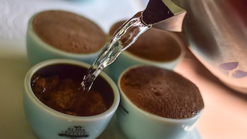 La primera edición de World of Coffee en América Latina habilitará espacios para donaciones directas de visitantes y participantes. (Photo by Luis ACOSTA / AFP)