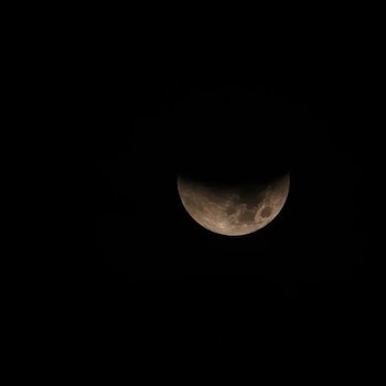 Así se vio la luna desde Cajicá, Cundinamarca sobre las 5:35 a. m. - crédito Andrés Navia Paz @andresnaviapaz.photo / Instagram