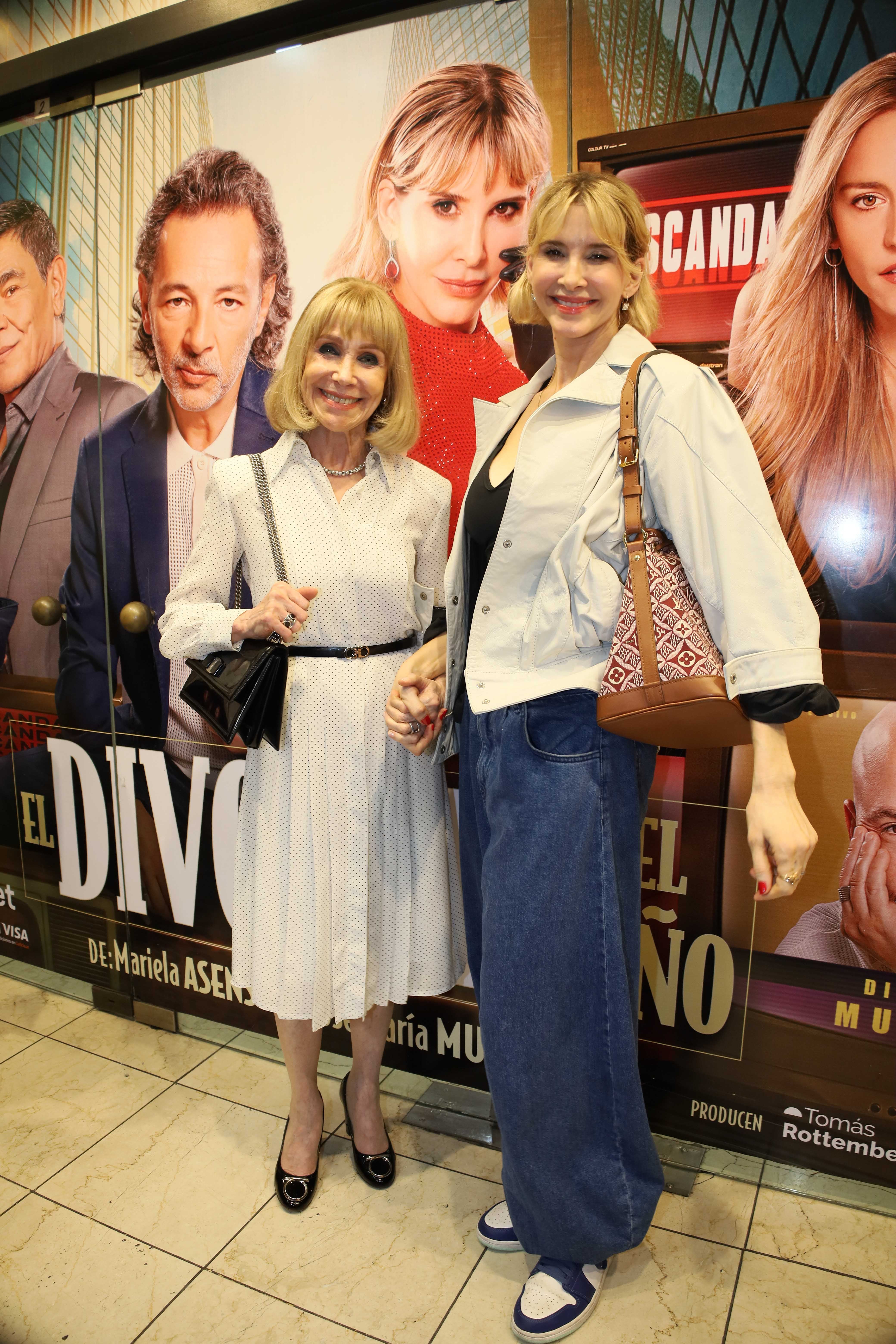 Evangelina Salazar fue al teatro a ver a Guillermina Valdés
