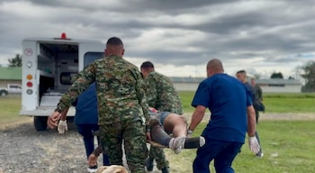 El enfrentamiento dejó cuatro heridos en las extremidades, que fueron evacuados en helicóptero a Popayán para atención médica - crédito Ejército Nacional