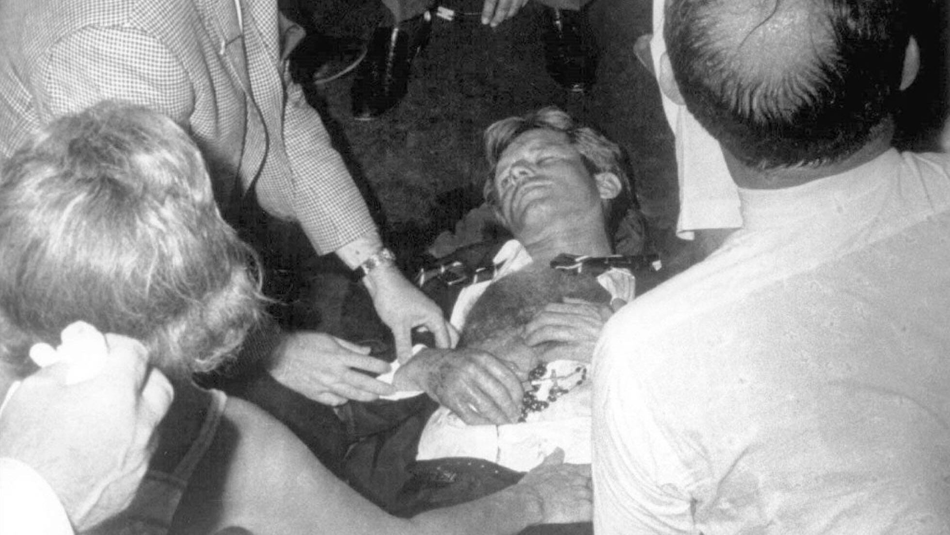 Otra foto de Bobby en el suelo después de recibir cuatro disparos (Reuters/archivo)