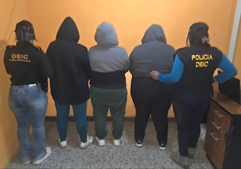 Las autoridades guatemaltecas capturaron a tres mujeres implicadas en trata de personas y favorecimiento de la prostitución tras el operativo en la colonia Los Ángeles. (Cortesía: PNC de Guatemala)